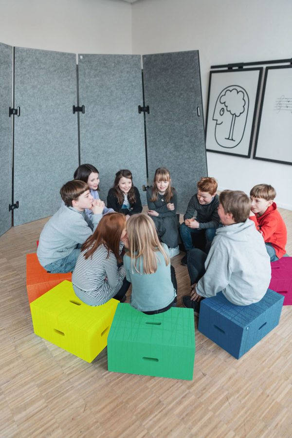 Kinderhocker und Schulmöbel
