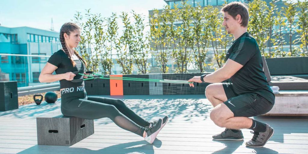 Das Multifunktionsmöbel für dein Workout mit Fitnessbändern