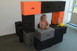 praktisches Möbel, Kinderhocker und Kinderspielzeug