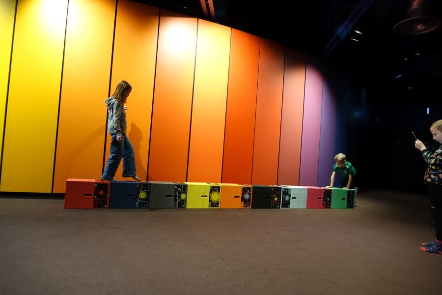Raumwahrnehmung Kinder mit Xbrick in Bewegung fördern